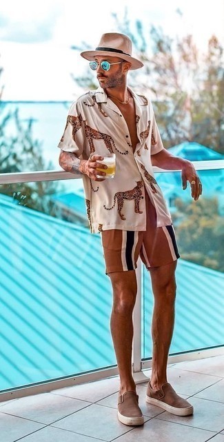 Как носить рубашку с коротким рукавом с шортами за 40 лет мужчине в стиле кэжуал: Дуэт рубашки с коротким рукавом и шорт смотрится привлекательно и современно. Что же до обуви, закончи образ коричневыми слипонами из плотной ткани.