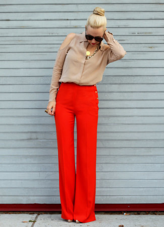 Модный лук: светло-коричневая шелковая блуза на пуговицах, красные широкие брюки, бежевые туфли, золотое колье