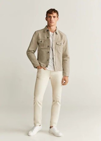 С чем носить светло-коричневую джинсовую куртку мужчине: Светло-коричневая джинсовая куртка и бежевые брюки чинос — хороший вариант, если ты ищешь простой, но в то же время стильный мужской ансамбль. Не прочь поэкспериментировать? Дополни образ белыми кожаными низкими кедами.