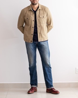 Как носить светло-коричневую джинсовую куртку с темно-синими джинсами мужчине лето в стиле смарт-кэжуал: Сочетание светло-коричневой джинсовой куртки и темно-синих джинсов не прекращает импонировать мужчинам, которые любят одеваться с иголочки. Этот образ легко обретает свежее прочтение в тандеме с темно-красными кожаными туфлями дерби. Подобное сочетание может стать настоящим спасением, когда за окном больше 25 градусов тепла.