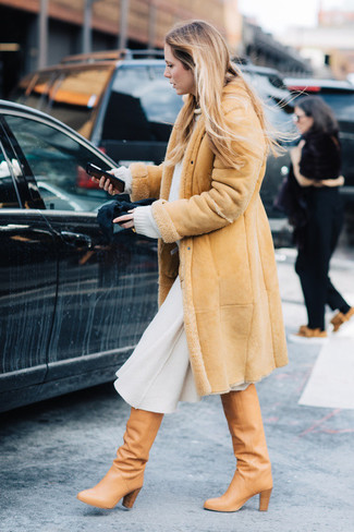 Как носить дубленку с юбкой-миди в холод: Дубленка и юбка-миди — прекрасный выбор для воплощения образа в стиле smart casual. Светло-коричневые кожаные сапоги становятся превосходным дополнением к твоему наряду.