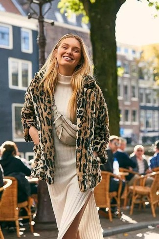 С чем носить куртку с леопардовым принтом женщине в холод: В сочетании друг с другом куртка с леопардовым принтом и бежевое вязаное платье-миди смотрятся очень выгодно.