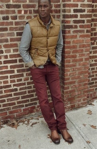 С чем носить красные брюки чинос: Светло-коричневая куртка без рукавов и красные брюки чинос — великолепный выбор, если ты ищешь расслабленный, но в то же время стильный мужской лук. Любители необычных луков могут завершить образ коричневыми кожаными монками, тем самым добавив в него чуточку эффектности.