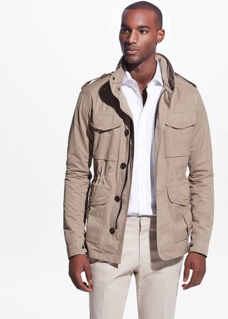 Модный лук: светло-коричневая куртка в стиле милитари, белая рубашка с длинным рукавом, бежевые классические брюки