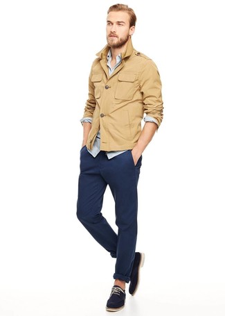 Модный лук: светло-коричневая куртка в стиле милитари, голубая рубашка с длинным рукавом из шамбре, темно-синие брюки чинос, темно-синие замшевые туфли дерби