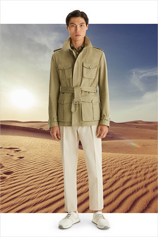 С чем носить светло-коричневую куртку в стиле милитари мужчине в теплую погоду в стиле кэжуал: Светло-коричневая куртка в стиле милитари и белые брюки чинос прочно закрепились в гардеробе многих мужчин, позволяя составлять эффектные и комфортные луки. Любители рискованных вариантов могут завершить образ белыми кроссовками.