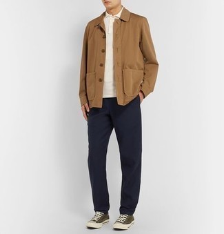 С чем носить светло-коричневую куртку-рубашку в 30 лет мужчине весна: Светло-коричневая куртка-рубашка и темно-синие брюки чинос позволят создать необычный мужской лук для рабочего дня в офисе. Любишь рисковать? Дополни образ оливковыми низкими кедами из плотной ткани. Когда зима сменяется в весеннее время года, всегда хочется одеваться со вкусом и выглядеть шикарно, привлекая взоры прекрасных девушек. Подобный ансамбль точно в этом поможет.