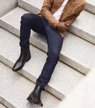 Какие джинсы носить с светло-коричневой курткой-рубашкой мужчине весна: Дуэт светло-коричневой куртки-рубашки и джинсов поможет составить незаезженный мужской лук в стиле кэжуал. Очень подходяще здесь выглядят черные кожаные повседневные ботинки. Когда приходит погожая весенняя погода, все парни хотели бы выглядеть необычно и привлекательно для дам. Подобный ансамбль несомненно поможет достичь желаемого результата.