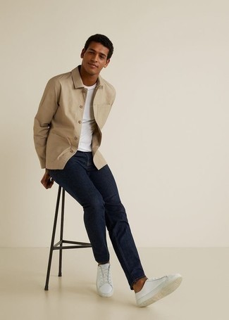 Какие джинсы носить с светло-коричневой курткой-рубашкой в 20 лет мужчине: Светло-коричневая куртка-рубашка и джинсы станут мудрыми инвестициями в твой гардероб. Чтобы привнести в ансамбль немного расслабленности , на ноги можно надеть белые кожаные низкие кеды.