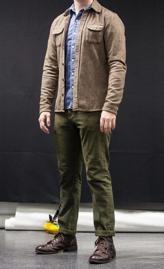 Какие рубашки с длинным рукавом носить с темно-зелеными джинсами мужчине весна в стиле смарт-кэжуал: Рубашка с длинным рукавом и темно-зеленые джинсы прочно обосновались в гардеробе многих мужчин, позволяя составлять выразительные и практичные образы. Любители экспериментов могут закончить лук темно-коричневыми кожаными повседневными ботинками, тем самым добавив в него чуточку изысканности. Когда зимнее время года сменяется более теплой погодой, мы снимаем верхнюю одежду и начинаем поиски свежих весенних тенденций. Подобный ансамбль станет отличным вдохновением.