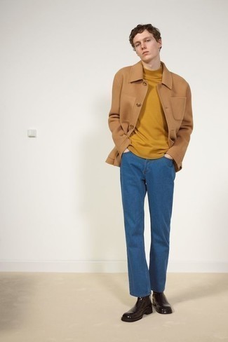 С чем носить светло-коричневую куртку-рубашку подросткам мужчине в прохладную погоду: Светло-коричневая куртка-рубашка и синие джинсы будут прекрасно смотреться в стильном гардеробе самых избирательных джентльменов. Любители экспериментировать могут завершить образ темно-коричневыми кожаными ботинками челси, тем самым добавив в него толику изысканности.