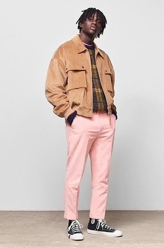 Мода для 20-летних мужчин: Дуэт светло-коричневой замшевой куртки-рубашки и розовых брюк чинос смотрится несравненно, согласен?