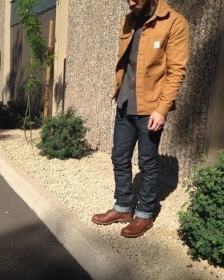 Модный лук: светло-коричневая куртка-рубашка, серая рубашка с длинным рукавом, темно-серые джинсы, коричневые кожаные повседневные ботинки