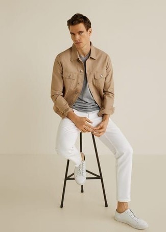 С чем носить кожаные кеды в 30 лет мужчине в теплую погоду: Светло-коричневая куртка-рубашка и белые джинсы — рассмотри этот выбор, если не боишься быть в центре внимания. Любишь экспериментировать? Тогда закончи образ кожаными кедами.