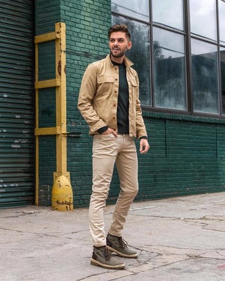 С чем носить бежевые джинсы в 30 лет мужчине в стиле смарт-кэжуал: Светло-коричневая куртка-рубашка и бежевые джинсы — обязательные вещи в арсенале стильного мужчины. Очень уместно здесь выглядят темно-зеленые повседневные ботинки из плотной ткани.