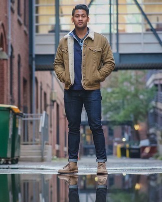 С чем носить бежевую куртку-рубашку в 20 лет мужчине в теплую погоду: Бежевая куртка-рубашка и темно-синие джинсы прочно закрепились в гардеробе многих парней, помогая составлять потрясающие и функциональные образы. Если говорить об обуви, светло-коричневые замшевые ботинки дезерты будут превосходным выбором.
