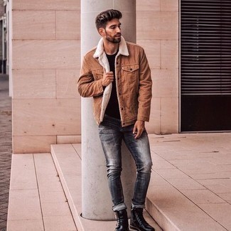 С чем носить серые джинсы мужчине в стиле смарт-кэжуал: Светло-коричневая вельветовая куртка-рубашка и серые джинсы прекрасно подходят для воплощения городского образа на каждый день. Вместе с этим образом прекрасно смотрятся черные кожаные повседневные ботинки.
