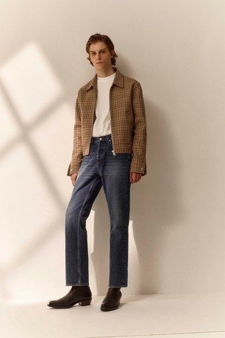 Модный лук: светло-коричневая куртка харрингтон в клетку, белая футболка с круглым вырезом, темно-синие джинсы, темно-коричневые кожаные ботинки челси