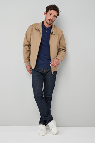 Как носить джинсы с курткой харрингтон: Куртка харрингтон в сочетании с джинсами поможет подчеркнуть твой индивидуальный стиль и выделиться из общей массы. В качестве завершения этого лука здесь просятся белые кожаные низкие кеды.