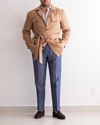 Как носить бело-пурпурную классическую рубашку в вертикальную полоску с темно-коричневыми замшевыми лоферами мужчине в теплую погоду в деловом стиле: Бело-пурпурная классическая рубашка в вертикальную полоску и темно-синие классические брюки — отличный пример элегантного стиля в одежде. Пара темно-коричневых замшевых лоферов гармонично интегрируется в этот образ.