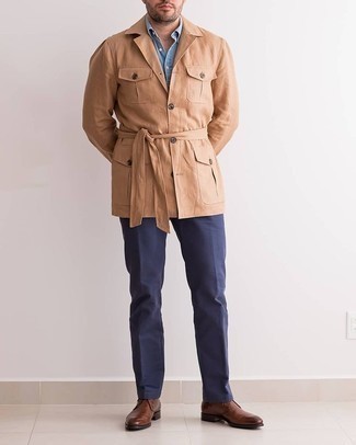 С чем носить темно-синие классические брюки в 30 лет мужчине весна в стиле смарт-кэжуал: Сочетание светло-коричневой полевой куртки и темно-синих классических брюк — прекрасный пример элегантного стиля. Создать незабываемый контраст с остальными вещами из этого ансамбля помогут темно-коричневые кожаные ботинки дезерты. Разве это не здоровская задумка на весеннее время года?