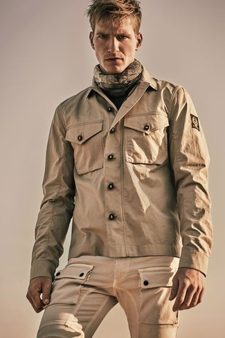С чем носить светло-коричневую полевую куртку: Сочетание светло-коричневой полевой куртки и светло-коричневых брюк карго выглядит круто и современно.