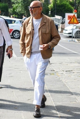С чем носить серебряную футболку за 60 лет мужчине: Тандем серебряной футболки и белых брюк чинос — хороший пример современного стиля в большом городе. Такой лук обретет свежее прочтение в сочетании с темно-коричневыми кожаными туфлями дерби.