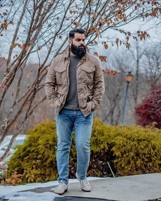Как носить джинсы с вязаным свитером в 30 лет мужчине в теплую погоду в стиле кэжуал: Вязаный свитер и джинсы будут выигрышно смотреться в стильном гардеробе самых избирательных мужчин. Великолепно сюда подойдут серые низкие кеды из плотной ткани.