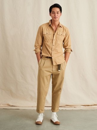 Модный лук: светло-коричневая рубашка с длинным рукавом, светло-коричневые брюки чинос, белые высокие кеды из плотной ткани, темно-коричневый ремень из плотной ткани