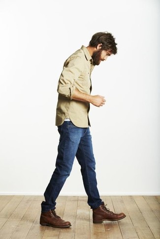 Как носить бежевую рубашку с длинным рукавом с темно-коричневыми кожаными повседневными ботинками мужчине: Сочетание бежевой рубашки с длинным рукавом и синих джинсов поможет составить интересный мужской образ в повседневном стиле. Такой образ получает свежее прочтение в тандеме с темно-коричневыми кожаными повседневными ботинками.