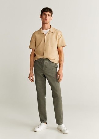 Модный лук: светло-коричневая рубашка с коротким рукавом, белая футболка с круглым вырезом, оливковые брюки чинос, белые низкие кеды из плотной ткани