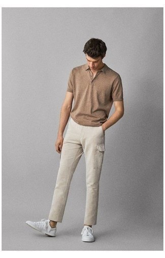 Какие брюки карго носить с белыми низкими кедами в 20 лет в жару: Светло-коричневая футболка-поло и брюки карго — отличный вариант, если ты хочешь составить раскованный, но в то же время стильный мужской ансамбль. В тандеме с этим ансамблем наиболее удачно будут смотреться белые низкие кеды.