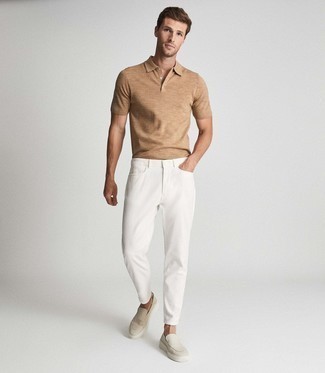 Какие футболки-поло носить с белыми джинсами мужчине в жару в стиле смарт-кэжуал: Составив лук из футболки-поло и белых джинсов, можно спокойно отправляться на свидание с возлюбленной или встречу с друзьями в непринужденной обстановке. Этот лук обретает свежее прочтение в сочетании с бежевыми лоферами из плотной ткани.