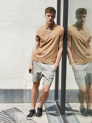 С чем носить бежевую футболку-поло в 20 лет мужчине в жару: Бежевая футболка-поло в сочетании с серыми шортами не прекращает импонировать стильным мужчинам. Черные кожаные низкие кеды органично впишутся в лук.