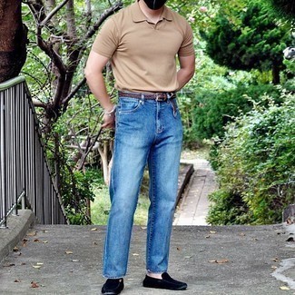 Какие джинсы носить с черными мокасинами мужчине в жару: Светло-коричневая футболка-поло и джинсы надежно обосновались в гардеробе многих парней, помогая составлять неприевшиеся и стильные ансамбли. Черные мокасины органично впишутся в лук.