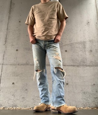 Как носить джинсы с ботинками челси в 30 лет мужчине в стиле кэжуал: Такое простое и комфортное сочетание вещей, как светло-коричневая футболка с круглым вырезом и джинсы, нравится мужчинам, которые любят проводить дни активно. Любители модных экспериментов могут дополнить лук ботинками челси, тем самым добавив в него немного изысканности.