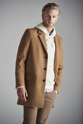 Какой худи носить с светло-коричневым длинным пальто: Светло-коричневое длинное пальто в паре с худи — великолепный пример привлекательного офисного стиля для джентльменов.