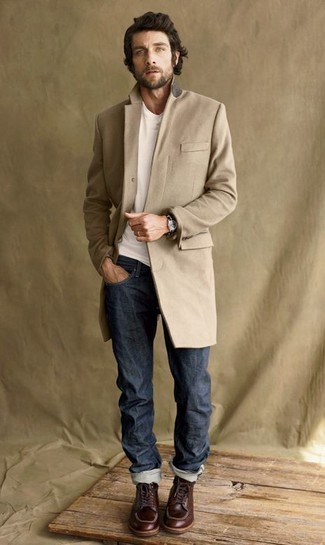 Как носить светло-коричневое длинное пальто с синими джинсами в стиле кэжуал: Если ты из той категории мужчин, которые одеваются со вкусом, тебе подойдет тандем светло-коричневого длинного пальто и синих джинсов. Любишь незаурядные сочетания? Тогда заверши свой образ темно-коричневыми кожаными рабочими ботинками.