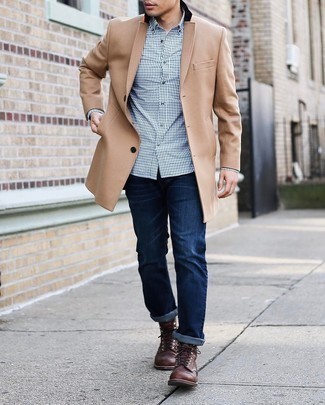 Как носить синие джинсы с темно-коричневыми кожаными повседневными ботинками в 30 лет мужчине в холод: Светло-коричневое длинное пальто и синие джинсы — прекрасный вариант для воплощения мужского лука в стиле элегантной повседневности. Очень удачно здесь будут смотреться темно-коричневые кожаные повседневные ботинки.