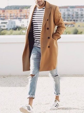 Какие длинные пальто носить с бело-черными низкими кедами в 20 лет весна в стиле кэжуал: Если ты любишь выглядеть модно, и при этом чувствовать себя комфортно и уверенно, опробируй это сочетание длинного пальто и голубых рваных джинсов. Пара бело-черных низких кед великолепно подойдет к остальным элементам ансамбля. Когда зимняя пора сменяется в межсезонье, мы сбрасываем теплые слои зимней одежды и встает вопрос о том, что носить, чтобы выглядеть по-весеннему притягательно и безукоризненно. Подобный лук послужит превосходным вдохновением.