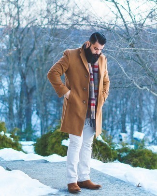 С чем носить светло-коричневое длинное пальто в 30 лет весна в стиле смарт-кэжуал: Если ты принадлежишь к той немногочисленной группе мужчин, способных неплохо ориентироваться в моде, тебе придется по душе образ из светло-коричневого длинного пальто и белых джинсов. Уравновесить лук и добавить в него чуточку классики помогут коричневые замшевые ботинки челси. Мы откровенно не ровно дышим к этому образу и несомненно возьмем его на заметку для того времени, когда зимняя пора отступает и сменяется более теплой погодой.