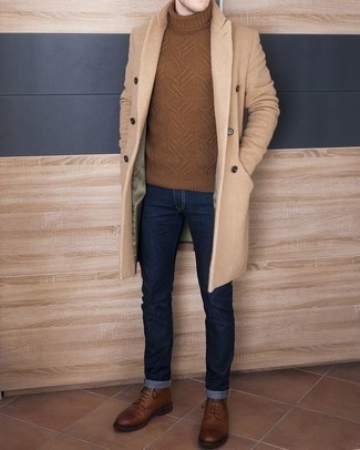 Какие джинсы носить с коричневыми повседневными ботинками мужчине в холод в стиле смарт-кэжуал: Если ты из той категории мужчин, которые любят выглядеть модно, тебе подойдет тандем светло-коричневого длинного пальто и джинсов. В тандеме с этим образом выигрышно выглядят коричневые повседневные ботинки.