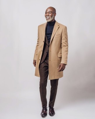 Какие оксфорды носить с коричневым костюмом за 40 лет в холод в деловом стиле: Комбо из коричневого костюма и светло-коричневого длинного пальто позволит исполнить строгий деловой стиль. Очень уместно здесь выглядят оксфорды.