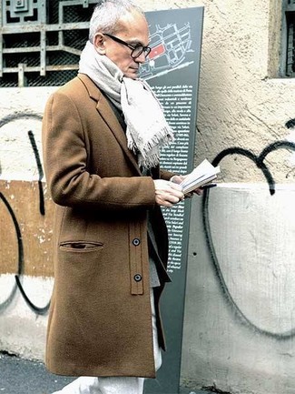 С чем носить белый шарф за 50 лет мужчине в холод в стиле смарт-кэжуал: Если ты ценишь удобство и практичность, светло-коричневое длинное пальто и белый шарф — отличный выбор для стильного повседневного мужского ансамбля.