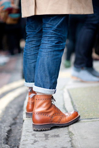 Какие джинсы носить с темно-коричневыми ботинками броги в 30 лет: Лук из светло-коричневого длинного пальто и джинсов — превосходный пример современного стиля в большом городе. Темно-коричневые ботинки броги становятся прекрасным дополнением к твоему образу.
