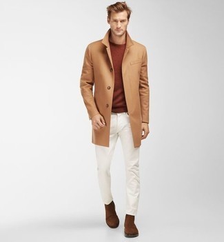 С чем носить светло-коричневое длинное пальто в 30 лет весна в стиле смарт-кэжуал: Если ты принадлежишь к той немногочисленной категории мужчин, способных разбираться в трендах, тебе придется по вкусу тандем светло-коричневого длинного пальто и белых джинсов. Хочешь привнести в этот образ немного нарядности? Тогда в качестве дополнения к этому ансамблю, стоит выбрать коричневые замшевые ботинки челси. Когда холодная пора сменяется весной, такое сочетание вещей оказывается одним из самых любимых у многих парней.