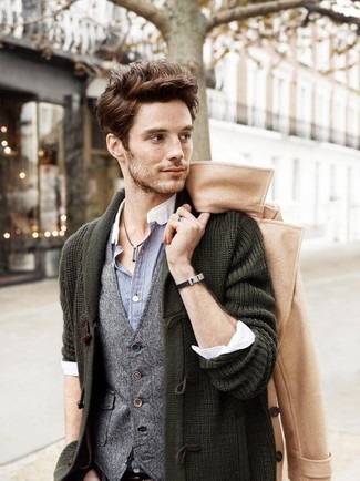 С чем носить шерстяной жилет: Сочетание шерстяного жилета и светло-коричневого длинного пальто поможет создать незабываемый мужской образ.