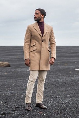 Как носить светло-коричневое длинное пальто с бежевыми брюками чинос в 30 лет: Если ты принадлежишь к той немногочисленной группе парней, разбирающихся в моде, тебе понравится сочетание светло-коричневого длинного пальто и бежевых брюк чинос. Закончив лук темно-коричневыми кожаными туфлями дерби, получим поразительный результат.