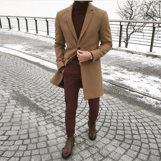 Модный лук: светло-коричневое длинное пальто, темно-красная водолазка, темно-красные брюки чинос, коричневые кожаные ботинки челси