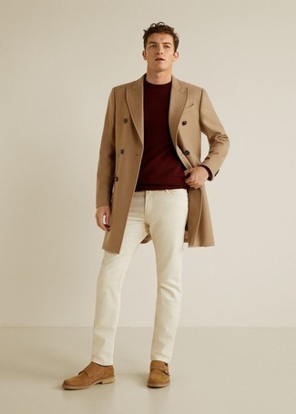Модный лук: светло-коричневое длинное пальто, темно-красный свитер с круглым вырезом, бежевые джинсы, светло-коричневые замшевые монки с двумя ремешками